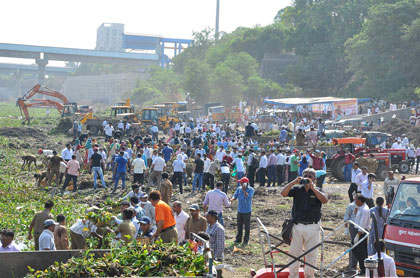 Removal of Invasive Flora & Vegetation like Water Hyacinths, Hydrila & Algae